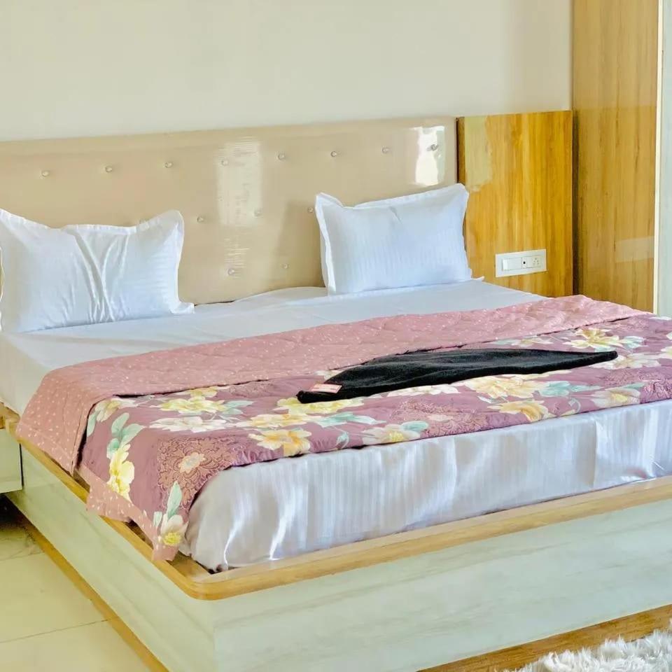 The Silver Tulip Hotel Ludhijána Kültér fotó